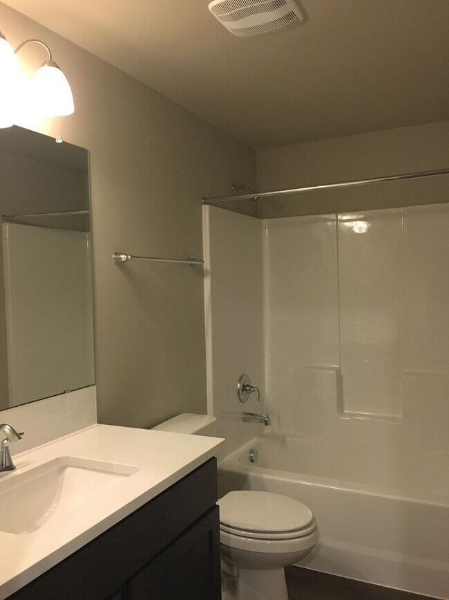 Building Photo - Newer 2 Bedroom / 1 Bathroom in SW Redmond
