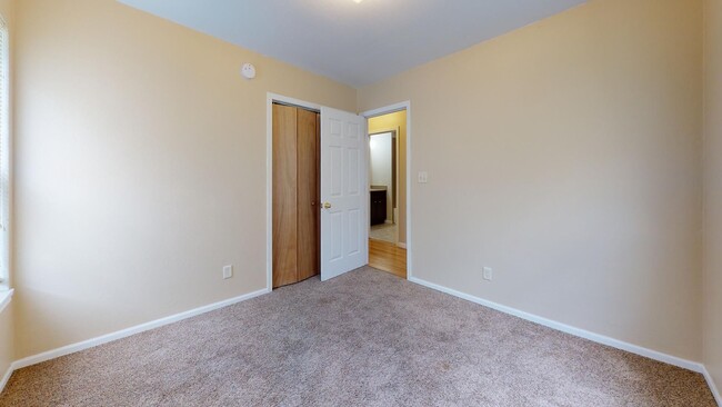 Building Photo - 5 bedrooms, 2.5 bathrooms House