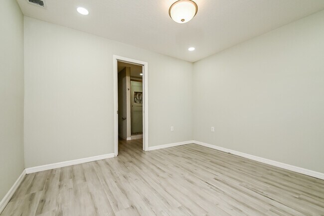 Building Photo - 9612 Pineridge Ave