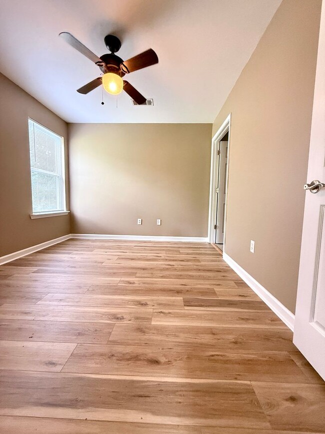 Building Photo - Charming 3-Bedroom Home in Peaceful Apostl...