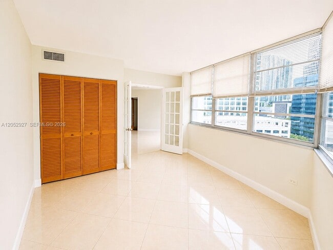 Building Photo - 825 Brickell Bay Dr
