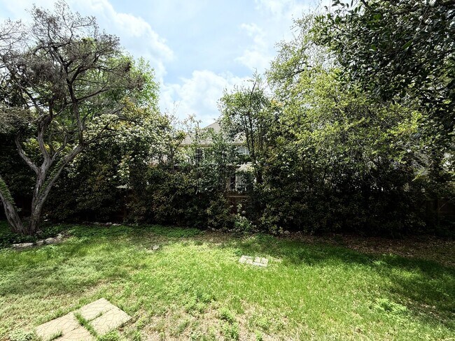 Building Photo - NEAR GOLF COURSE - WELL ESTABLISHED SPICEW...