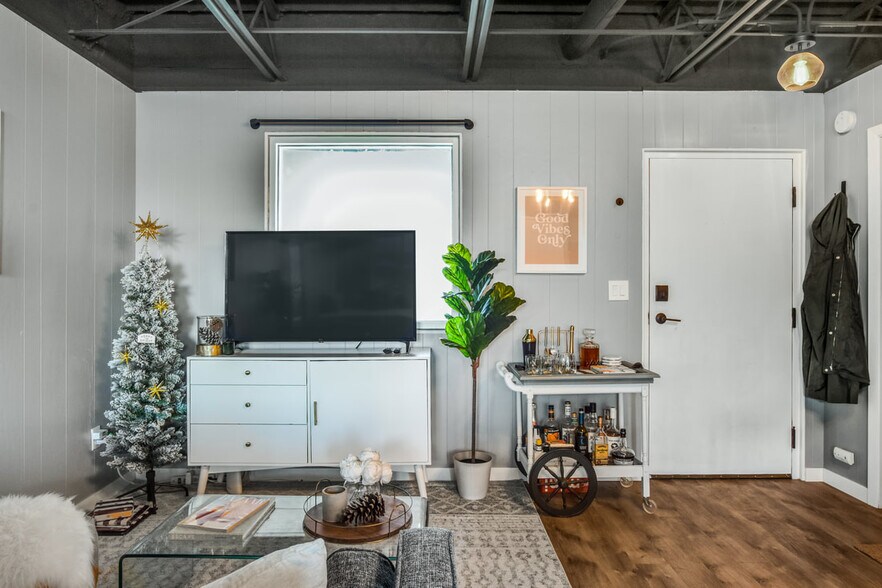 Building Photo - 2437 Atwood Ave