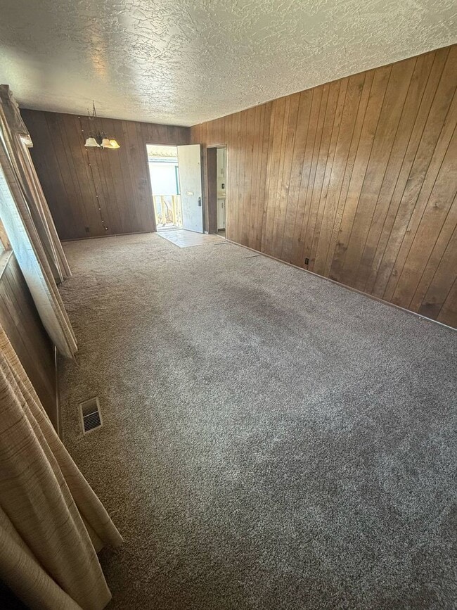 Building Photo - 2 Bedroom Home
