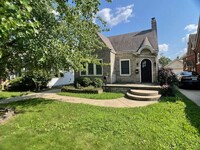 Building Photo - Beautiful Home in Mature Neighborhood