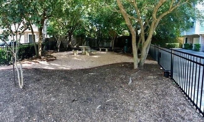 Building Photo - Stunning Townhome Near Medical Center!