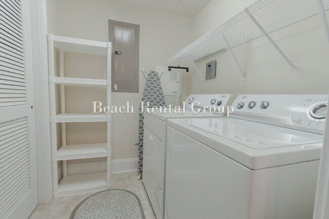 Building Photo - 2 Bedroom Condo on the Intracoastal Waterway