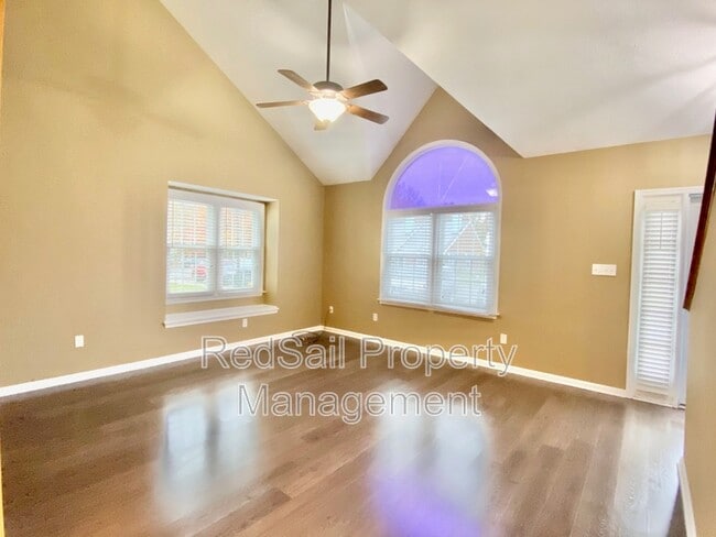 Building Photo - 211 Crestwood Ct
