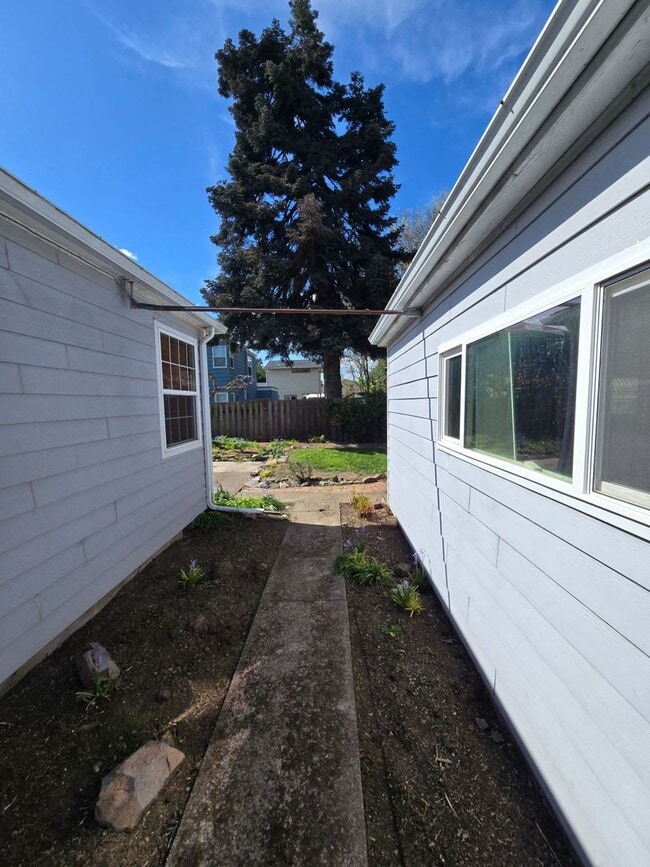 Building Photo - Warm and Welcoming 4bed/2 bath in beautiful Corvallis!