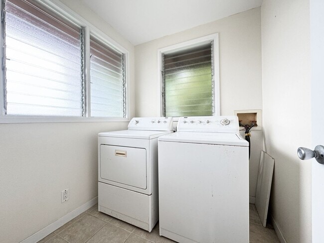 Building Photo - Small Pet Friendly Kailua Apartment with Window AC.