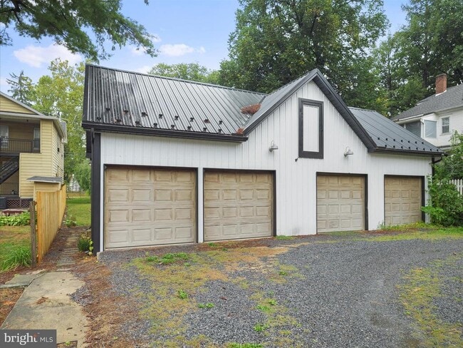 Building Photo - 1050 Edgar Ave
