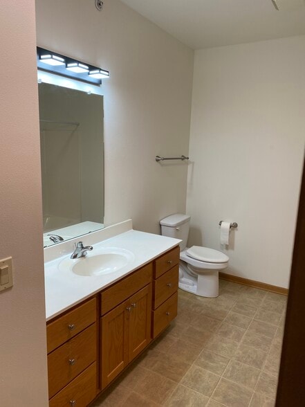 Second bathroom - 230 Hilldale Dr