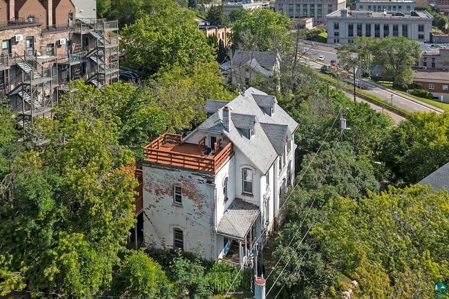 Building Photo - 119 N 7th Ave W