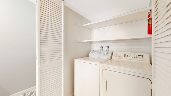 Building Photo - Sunnyvale Townhome, 3 beds 1.5 baths, Nice...