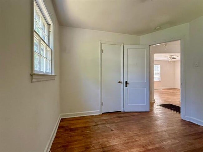 Building Photo - Beautiful Cottage Style Home
