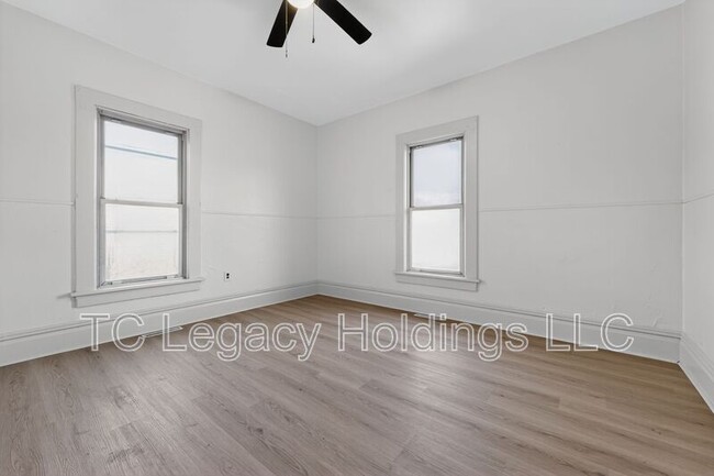 Building Photo - 1627 W Pike St