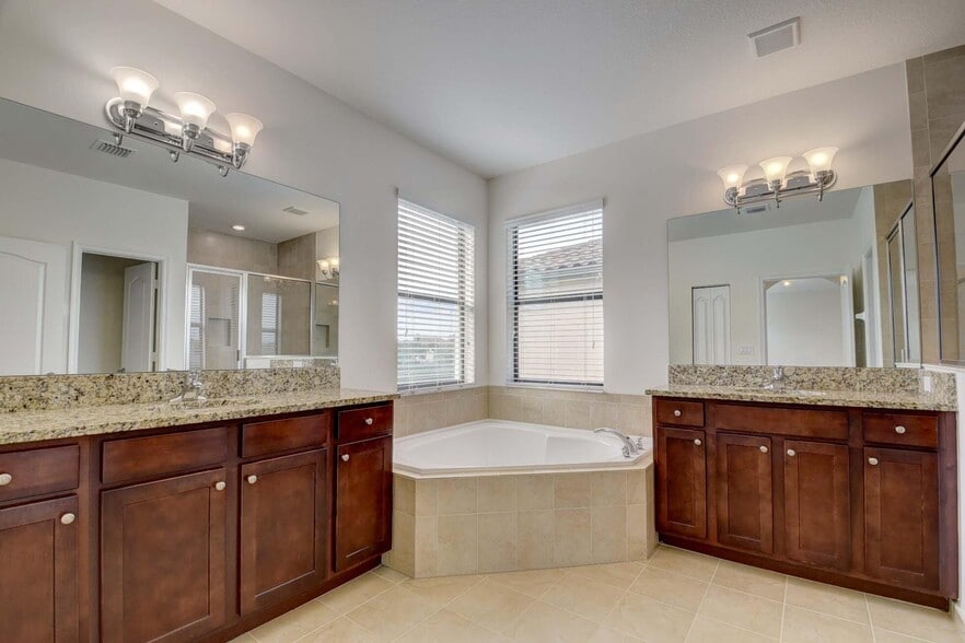 Building Photo - 8834 Willow Cove Ln