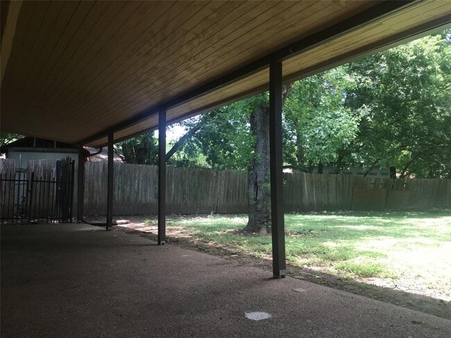 Building Photo - 6804 Suena Dr