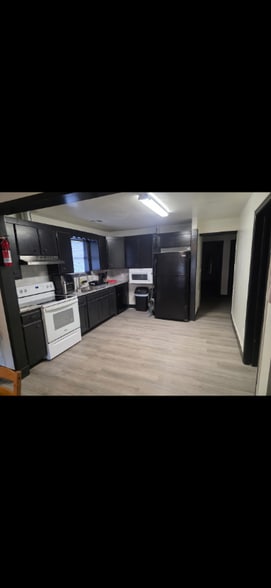 Building Photo - 613 W Sequoyah Ave