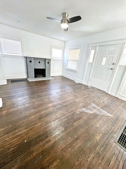 Building Photo - 3820 E 59th Terrace