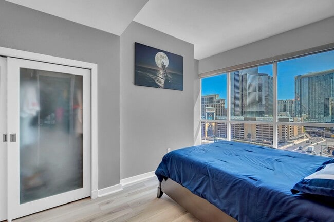 Building Photo - Fully Furnished 2 Bedroom 2 Bath High Rise with Strip Views