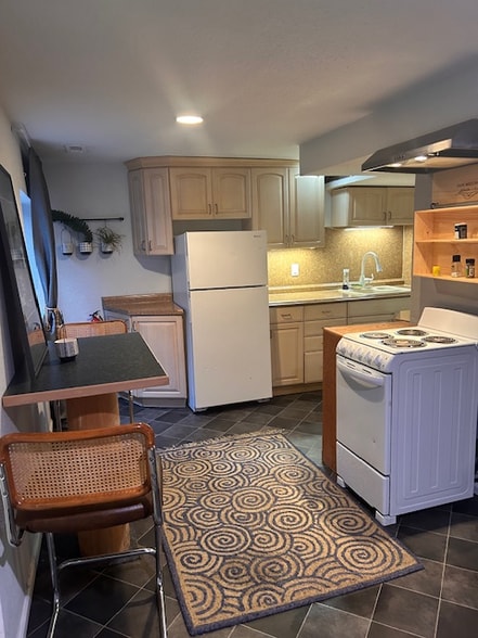 Primary Photo - 2002 S Helena St