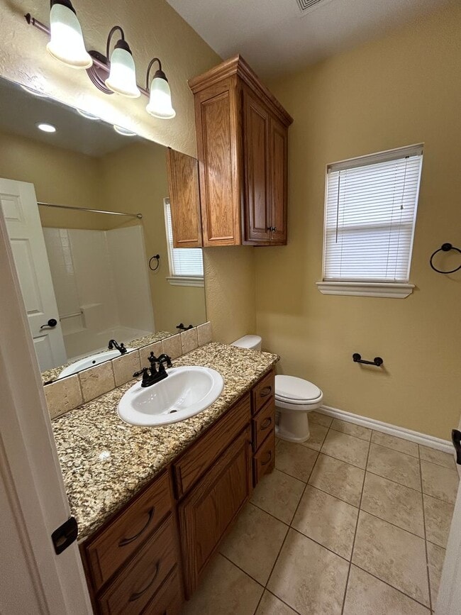 Building Photo - 4 bedroom, 2 bathroom NOW Available!