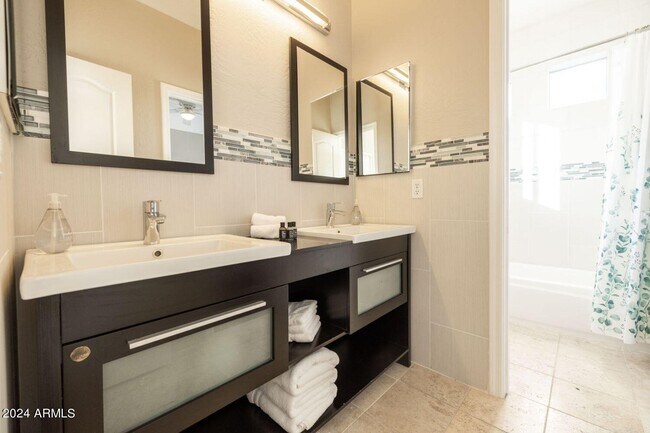 Building Photo - 3055 N Red Mountain