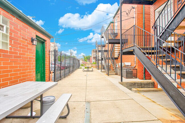 Outdoor Relaxing Area - 826 S Claremont Ave