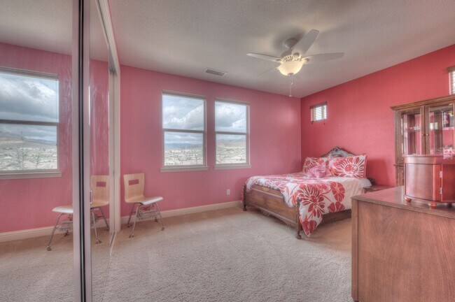 Building Photo - Beautiful former Meritage model home in the heart of Somersett. 4bed/3.5bath/3car 3764sf