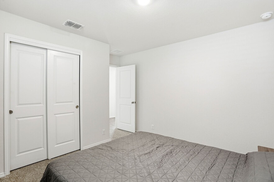 Building Photo - Room in House on Navidad Pike