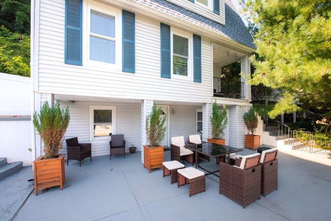 Building Photo - Beautiful 4BD Dutch Colonial Home in Harts...