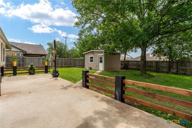 Building Photo - 2804 Bluejay Dr