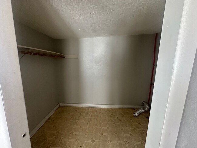 Building Photo - 605 Runnels Ave