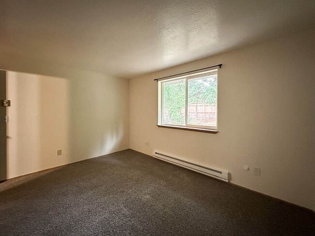 Building Photo - Charming 3-Bed Townhouse in Quiet Neighborhood Across from Park!