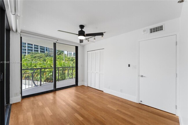 Building Photo - 2843 S Bayshore Dr