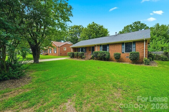 Building Photo - 4815 Carriage Dr Cir