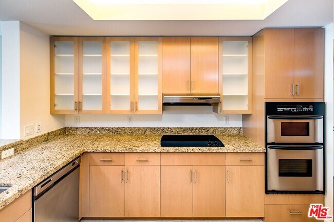 Building Photo - 13700 Marina Pointe Dr