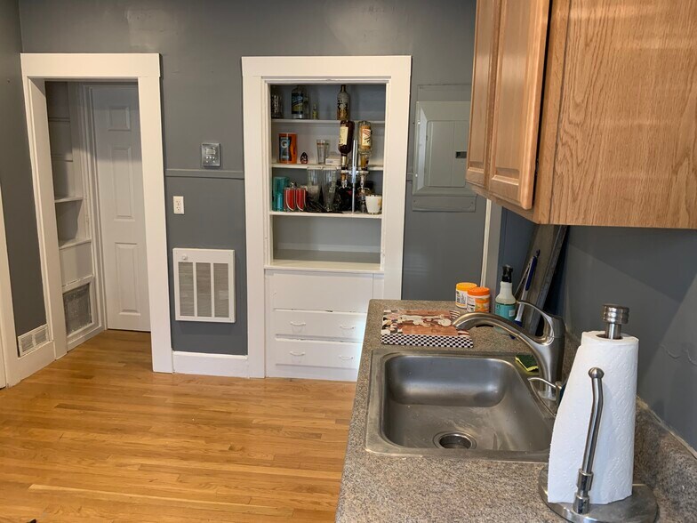 Building Photo - 60 Saint James St