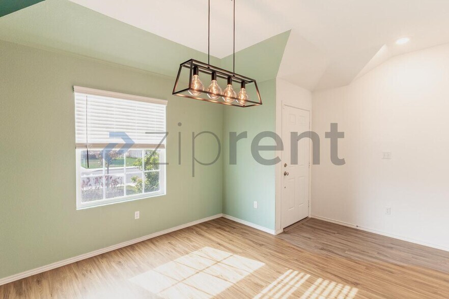 Building Photo - 206 Silver Glen Dr