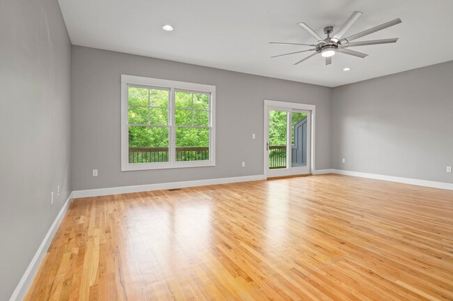 Building Photo - Beautiful & Modern 3-Bedroom Townhome near...