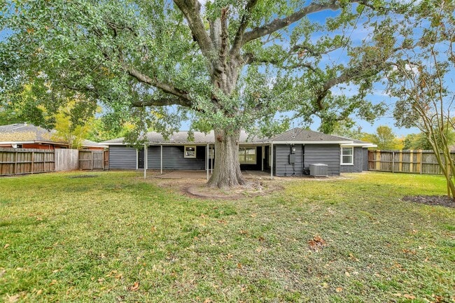 Building Photo - 1914 Monroe Dr