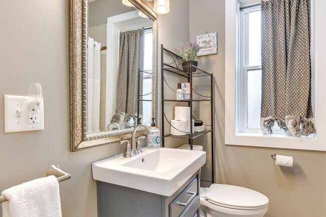 Building Photo - 1540 Fowler Ave