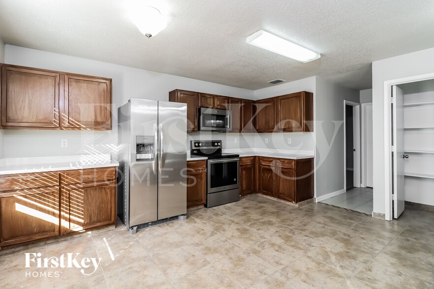 Building Photo - 3913 Fox Run Dr
