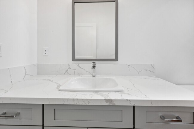 Building Photo - 22 Maiaku St