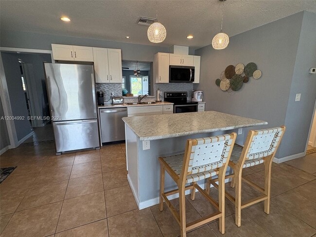 Building Photo - 333 Palm Cir