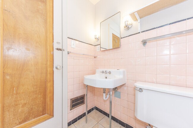 Building Photo - 909 E Ann St