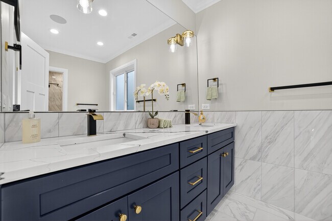 Building Photo - 3019 N Kenneth Ave