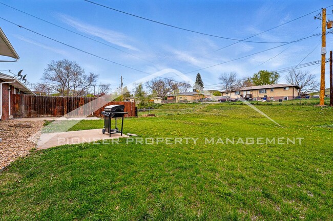 Building Photo - Spacious Duplex with Washer/Dryer and Cent...