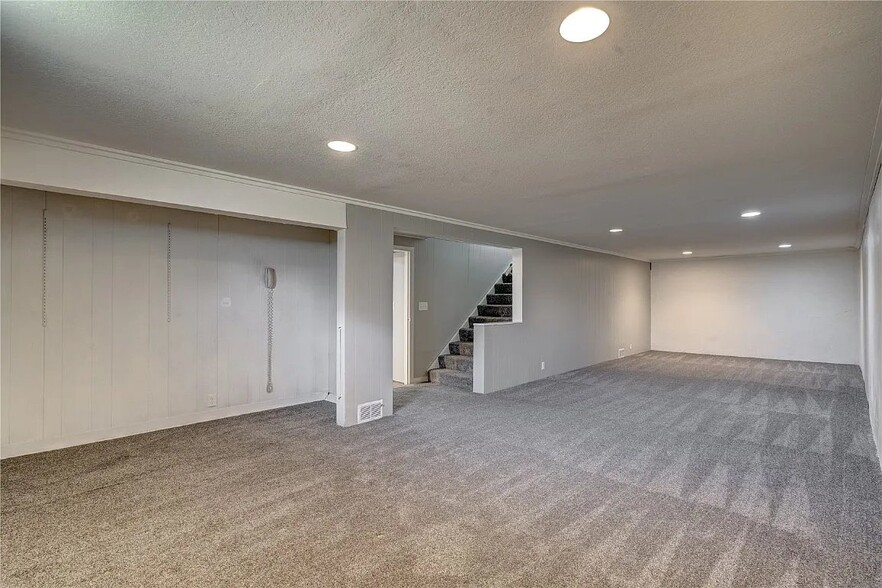 Building Photo - 2110 F Ave NE